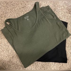 Maternity tank top and biker shorts